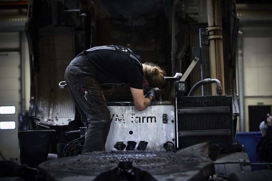 Medarbejder arbejder på tankvogn