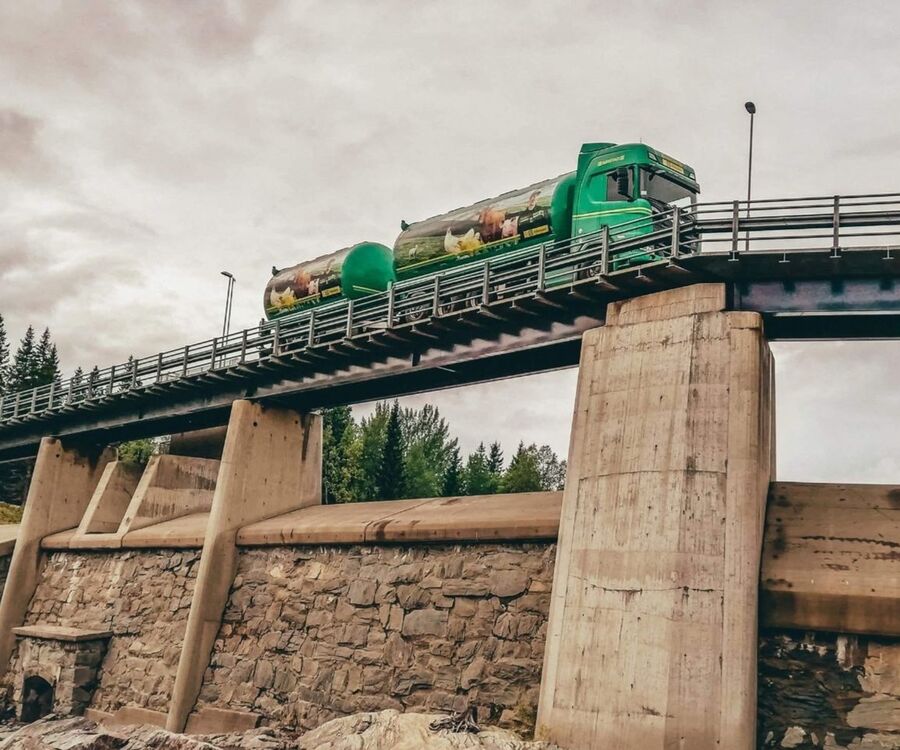 Lastbil med fodertank kører over bro